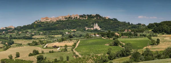 意大利托斯卡纳的圣比亚焦教堂和山顶小镇蒙特普尔恰诺全景 — 图库照片
