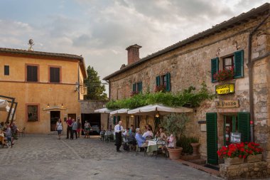Monteriggioni İtalya 30th Haziran 2018: Piazza Roma tarihi duvarlı şehir Monteriggioni içinde restoranda