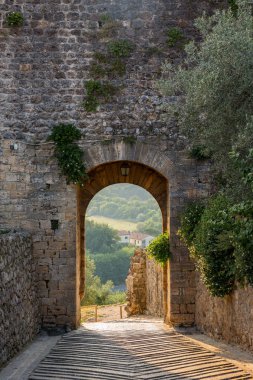 Ağ Geçidi içinde tarihi gün batımında Monteriggioni kasaba, Tuscany duvarlı