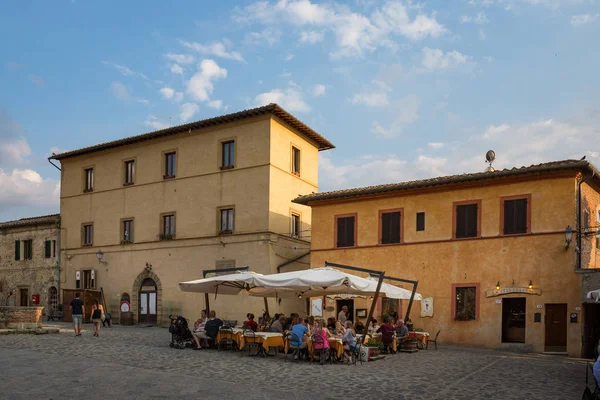 Monteriggioni Italien Juni 2018 Restaurang Piazza Romerna Historiska Muromgärdade Staden — Stockfoto