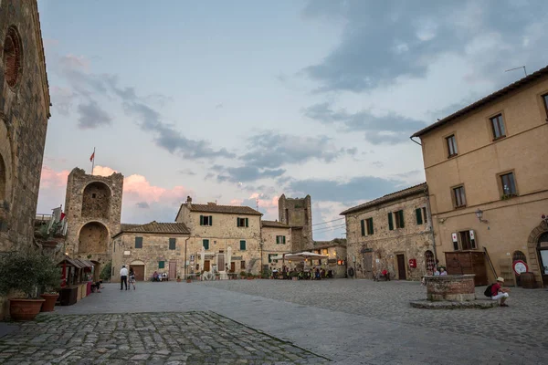 Monteriggioni Itálie 30Th Červen 2018 Restaurace Piazza Roma Historické Opevněné — Stock fotografie