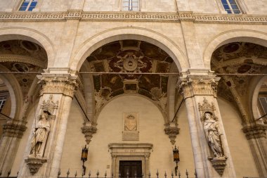 Loggia della Mercanzia veya tüccar lodge Siena İtalya dekorasyon heykeller