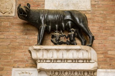 Dişi kurt bebekler Romulus ve Remus, Toskana bölgesindeki Siena sembolü emdikleri heykeli
