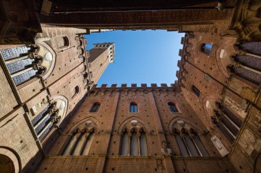 Torre del Mangia (Mangia Kulesi) doğru gelen Siena, Toskana, İtalya Palazzo Publico iç avlu içinde ararken.