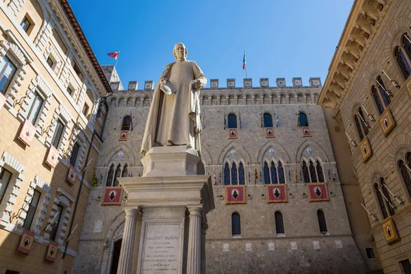 Siena Italien Juli 2015 Staty Prästen Sallustio Bandini Den Piazza — Stockfoto