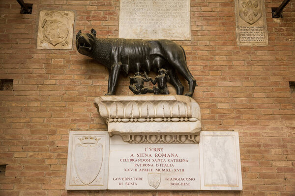 Скульптура волчицы, кормящей грудью младенцев Ромула и Рема, символ Сиены в Тоскане
