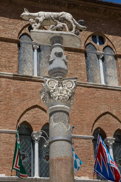 Escultura Ella Lobo Amamantando Los Infantes Rómulo Remo Símbolo Siena — Foto de Stock