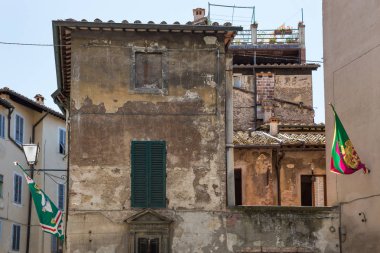 Siena İtalya 1 Temmuz 2015: iki farklı palio bayrak ile apartman Siena, yıpranmış