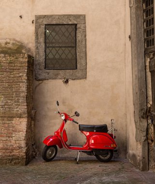 Siena İtalya 1 Temmuz 2015: Kırmızı scooter bir yan Siena, Tuscany'de sokakta park edilmiş