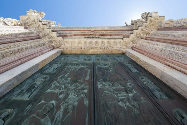 抬头看看锡耶纳13世纪大教堂的法夏的门和华丽的雕塑 — 图库照片