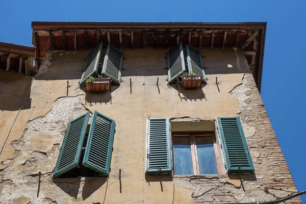 Zöld Zárszerkezettel Ellátott Ablakok Egy Viharvert Épület Siena Toscana Olaszország — Stock Fotó