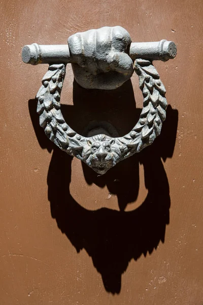 Украшенный Дверной Молоток Рук Головы Льва Сиене Тоскана Италия — стоковое фото
