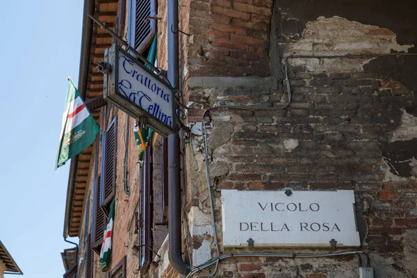 Siena Italia Julio 2015 Restaurante Letrero Callejero Con Banderas Palio — Foto de Stock