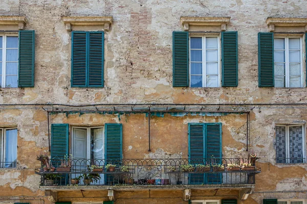 Groene Sluiter Ramen Balkon Een Verweerde Gebouw Siena Toscane Italië — Stockfoto