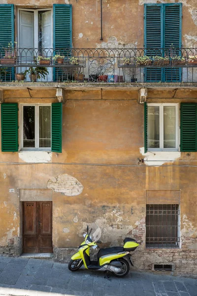 Scooter Geparkeerd Onder Groene Luiken Ramen Balkon Een Verweerde Gebouw — Stockfoto