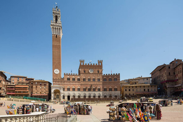 Сиена Италия 1 июля 2015: Вид на дворец Палаццо Публико и площадь дель Кампо, готовящуюся к знаменитым скачкам Палио
