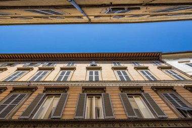 Siena, Toskana, İtalya için dar sokaktan kepenkli pencere ararken