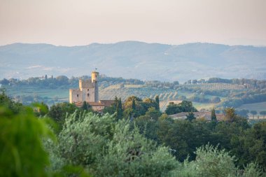 Tipik Toskana ev ve tepeler arasında kare kule; Toskana İtalya