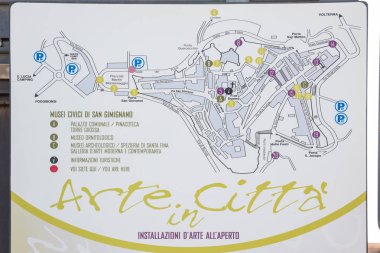 San Gimignano, İtalya 2 Temmuz 2015: Turist bilgi tabela San Gimignano, Toskana, İtalya