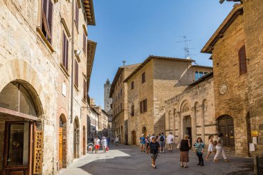 San Gimignano İtalya 2nd Temmuz 2015: Turist içinde güzel tepenin şehir, San Gimignano, İtalya
