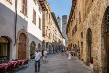 San Gimignano İtalya 2nd Temmuz 2015: Turist içinde güzel tepenin şehir, San Gimignano, İtalya
