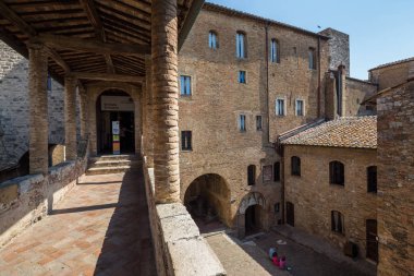 San Gimignano İtalya 2nd Temmuz 2015: Giriş ve avluya Musei Civici San Gimignano, Toskana, İtalya