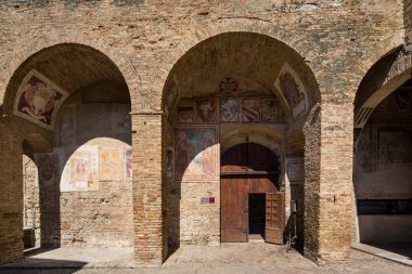 San Gimignano İtalya 2nd Temmuz 2015: Giriş ve avluya Musei Civici San Gimignano, Toskana, İtalya