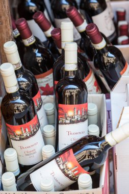 San Gimignano İtalya 2nd Temmuz 2015: Chianti şarap Satılık içinde güzel tepenin şehir San Gimignano, İtalya