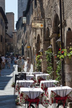 San Gimignano İtalya 2nd Temmuz 2015: Restoran bekleyen müşteriler içinde güzel tepenin şehir, San Gimignano, İtalya