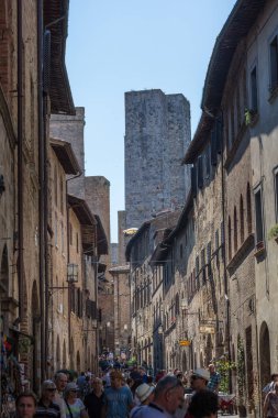 San Gimignano İtalya 2nd Temmuz 2015: Turist içinde güzel tepenin şehir, San Gimignano, İtalya