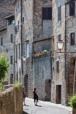 San Gimignano İtalya 2nd Temmuz 2015: Turist içinde güzel tepenin şehir, San Gimignano, İtalya
