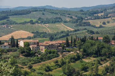 San Gimignano, Toskana, İtalya'nın tepe şehir içinde çevresindeki kırsal için görüntüleyin