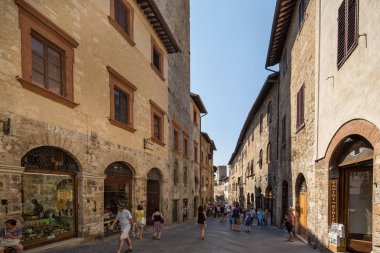 San Gimignano İtalya 2nd Temmuz 2015: Turist içinde güzel tepenin şehir, San Gimignano, İtalya