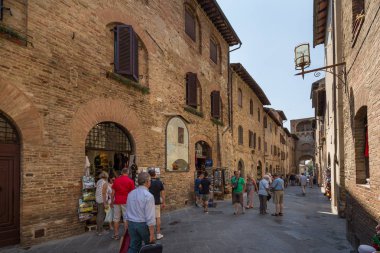 San Gimignano İtalya 2nd Temmuz 2015: Turist içinde güzel tepenin şehir, San Gimignano, İtalya