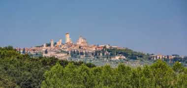 San Gimignano Toskana uzaktan görünümünü; kuleleri kalan 14 birkaç açıkça görülebilir.
