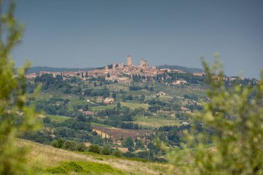 San Gimignano Toskana uzaktan görünümünü; kuleleri kalan 14 birkaç açıkça görülebilir.