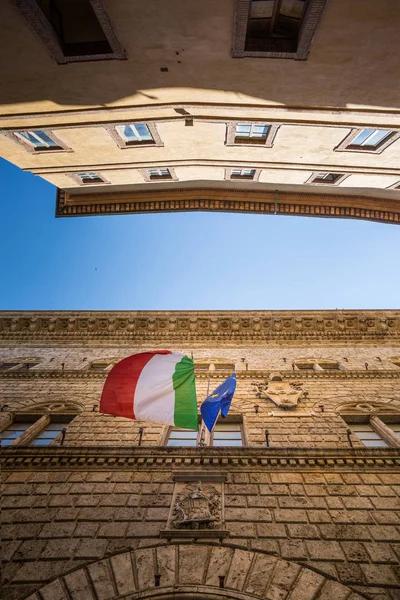 Siena Italië Juli 2015 Italiaanse Europese Unie Leeuwenvlaggetjes Een Prachtig — Stockfoto