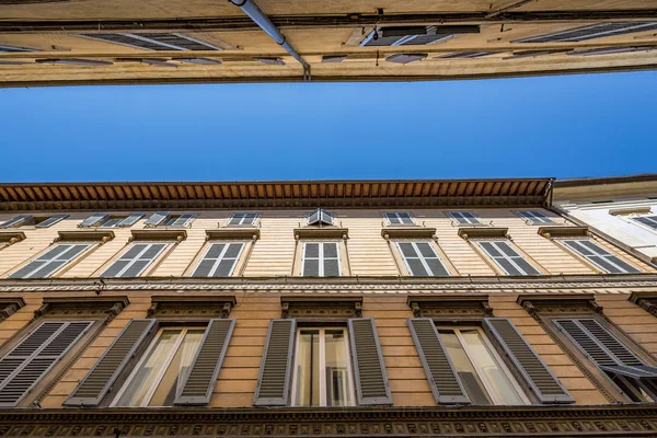 Kijken Sluiter Windows Van Een Smal Straatje Siena Toscane Italië — Stockfoto