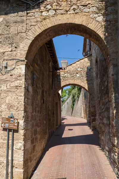 Tégla Árkádsor Keskeny Utcán San Gimignano Olaszország — Stock Fotó