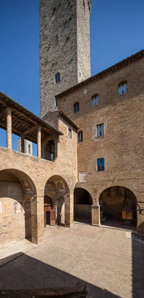 意大利圣吉米尼亚诺 意大利托斯卡纳圣吉米尼亚诺的 Musei Civici 入口和庭院 意大利 托斯卡纳 — 图库照片