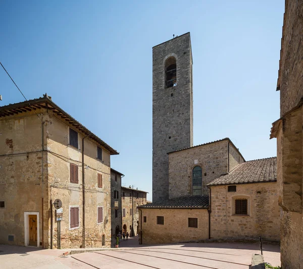 San Gimignano Italia Julio 2015 Turistas Deambulando Bajo Una Torre — Foto de Stock