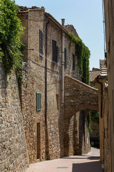 Bakstenen Boog Smalle Straat San Gimignano Italië — Stockfoto