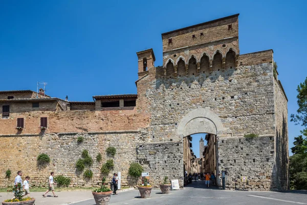 San Gimignano Italia Julio 2015 Turistas Entrando Por Una Las — Foto de Stock