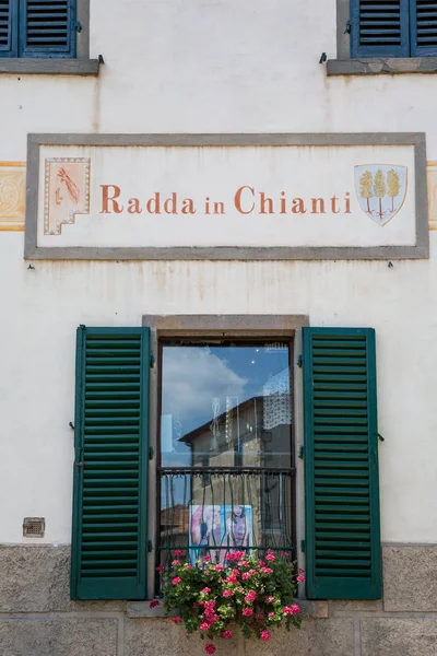 Radda Italien Juli 2015 Grüne Fensterläden Unter Einem Radda Chianti — Stockfoto