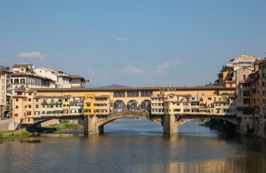 Yaz gün görünümü ünlü Ponte Vecchio Köprüsü Floransa, İtalya