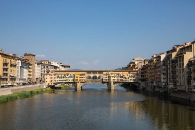 Yaz gün görünümü ünlü Ponte Vecchio Köprüsü Floransa, İtalya