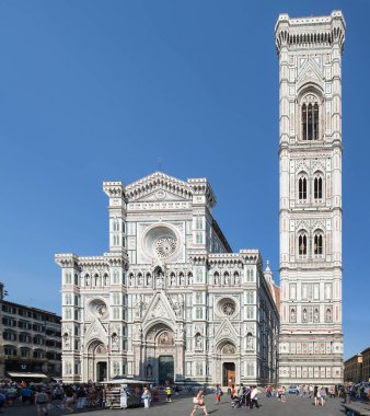 Floransa İtalya 2nd Temmuz 2015: Dome ve Duomo'ya veya Katedrali ve muhteşem Giotto's campanile Floransa, İtalya ararken