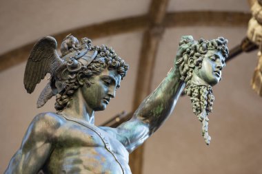 Floransa İtalya 2nd Temmuz 2015: Perseus Medusa başı ile Benvenuto Cellini Loggia dei Lanzi Floransa, Toskana bölgesindeki altında bulunan tarafından yapılan bir bronz heykel olduğunu.