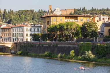 Nehre Arno Floransa, İtalya üzerinde kürek