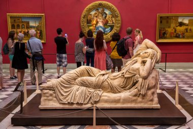 Floransa, İtalya 3 Temmuz 2015: Turist Uffizi Galerisi içinde. Uffizi, Floransa, Toskana içinde yer alan Avrupa'nın en eski müze biridir